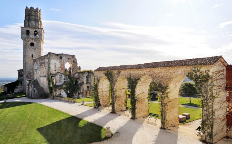 Torre, rovine e giardini del Castello di San Salvatore di Susegana.