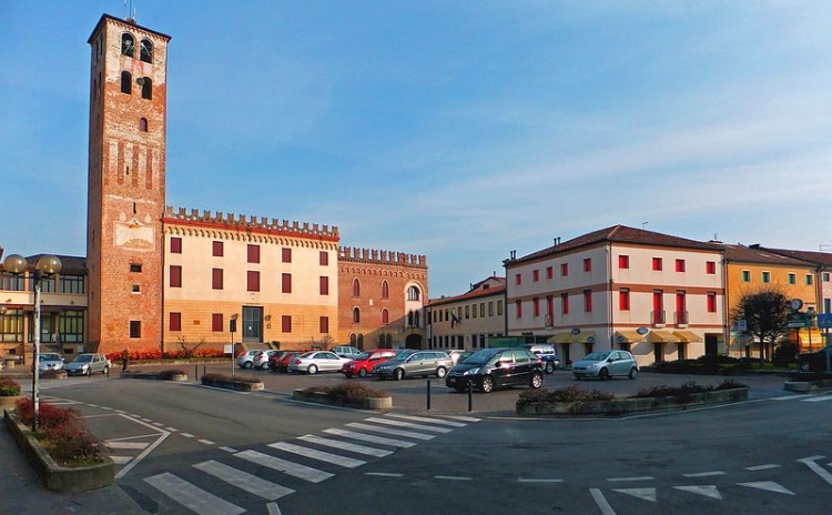 Piazza e municipio di Camposampiero in provincia di Padova.