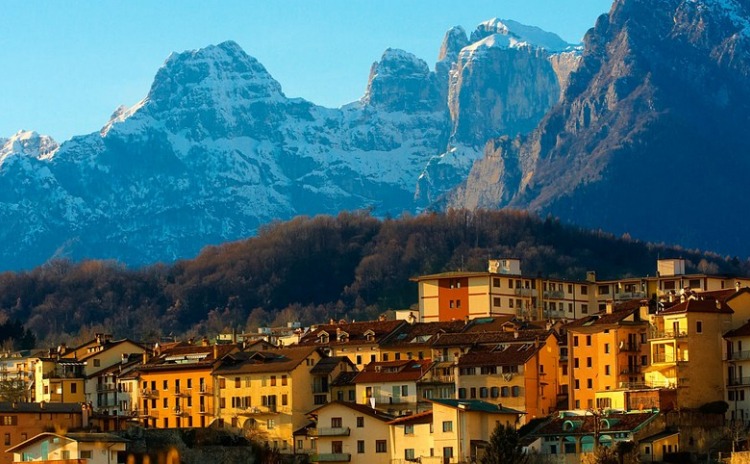 Panorama sulle Dolomiti Bellunesi dalla città di Belluno.