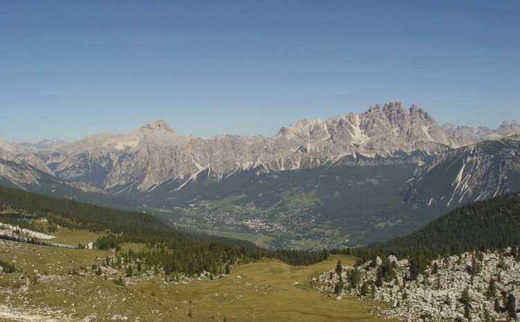 Cortina d'Ampezzo vista dal sentiero per Forcella Ambrizola.