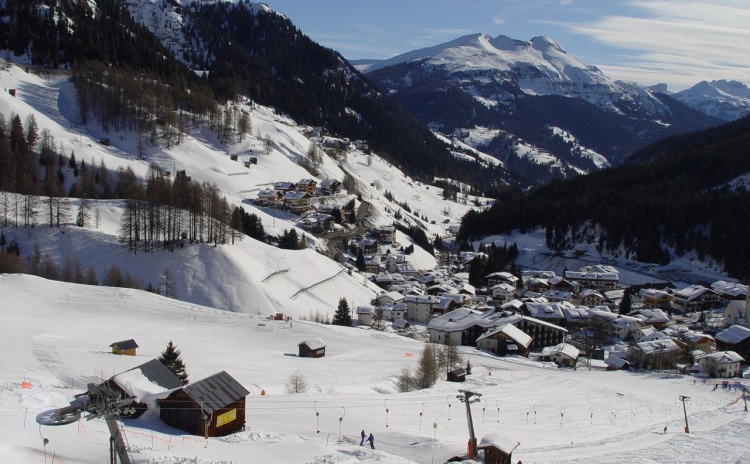 Foto del centro turistico di Arabba innevato.