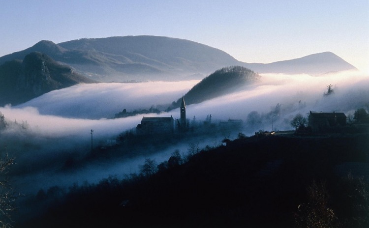 Scenografico mare di nubi a Teolo, Colli Euganei.