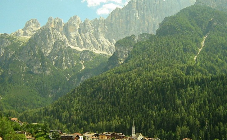 Panorama sul Monte Civetta e sul paese di Alleghe