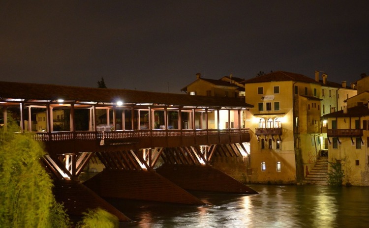 Foto nottura del Ponte degli Alpini sul fiume Brenta