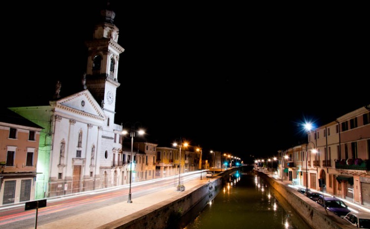 Foto notturna di Battaglia Terme in Provincia di Padova.