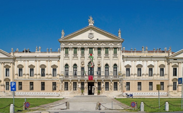 Foto della facciata di Villa Pisani a Stra, provincia di Venezia.
