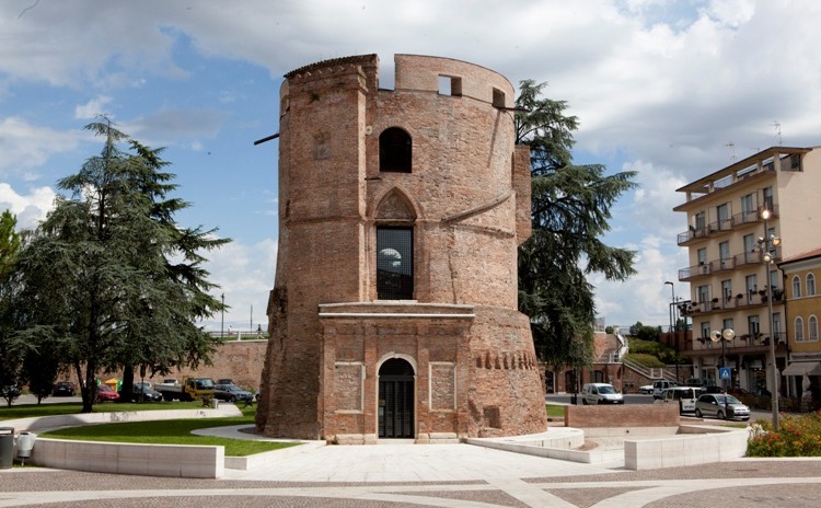 Foto del Torrione di Legnago in provincia di Verona.