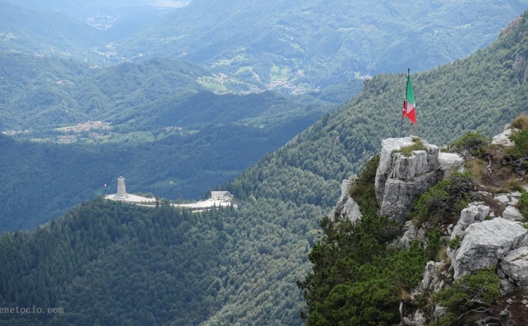 La Bandiera Italiana in vetta al Monte Bacchetton e sullo sfondo l'Ossario del Pasubio.
