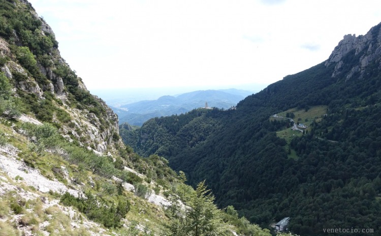 L'Ossario del Pasubio visto dalla Pria Favella.