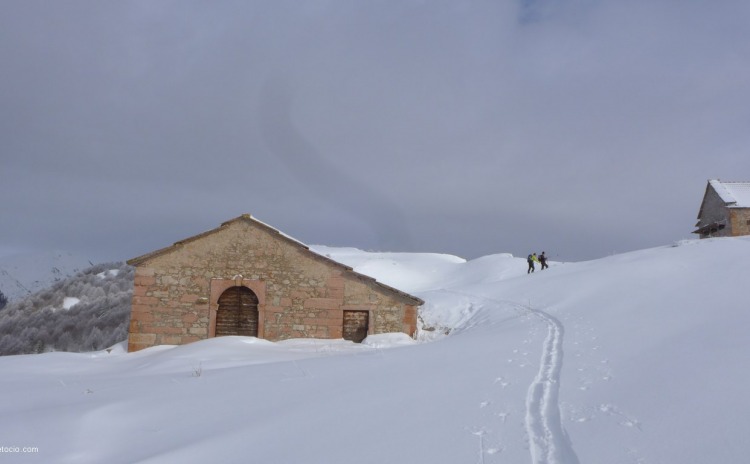 Foto della Malga Porto di Sopra innevata, zona di Campofontana.