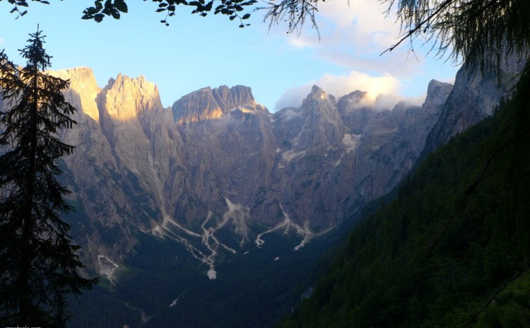 Panorama sulla Val Angheraz al termine della Valle di San Lucano a Taibon Agordino.