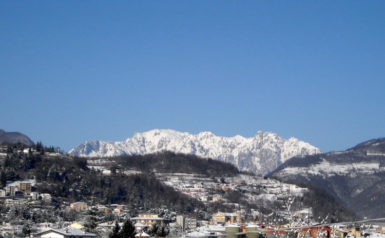 Il Monte Pasubio visto dalla cittadina di Valdagno.