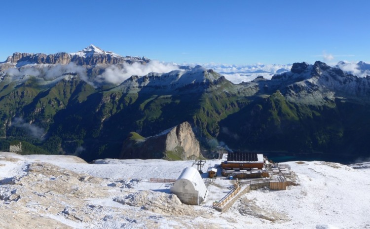 Foto panoramica scattata dal ghiacciaio della Marmolada poco sopra Pian dei Fiacconi.