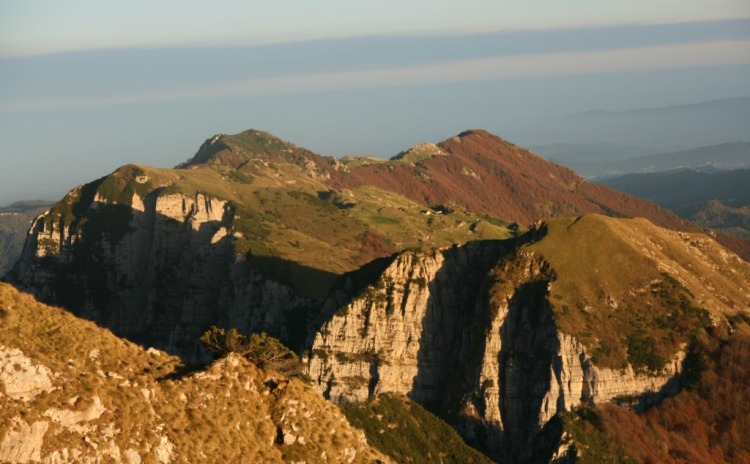Panorama al tramonto da Cima Gramolon sulle Piccole Dolomiti.